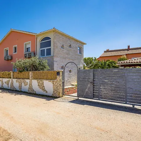 Tina Villa Sisan