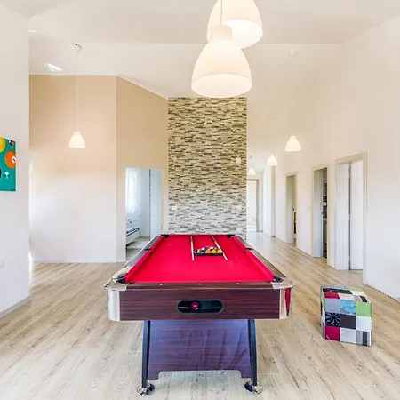 Tina Villa Sisan