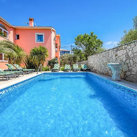 Tina Villa Sisan